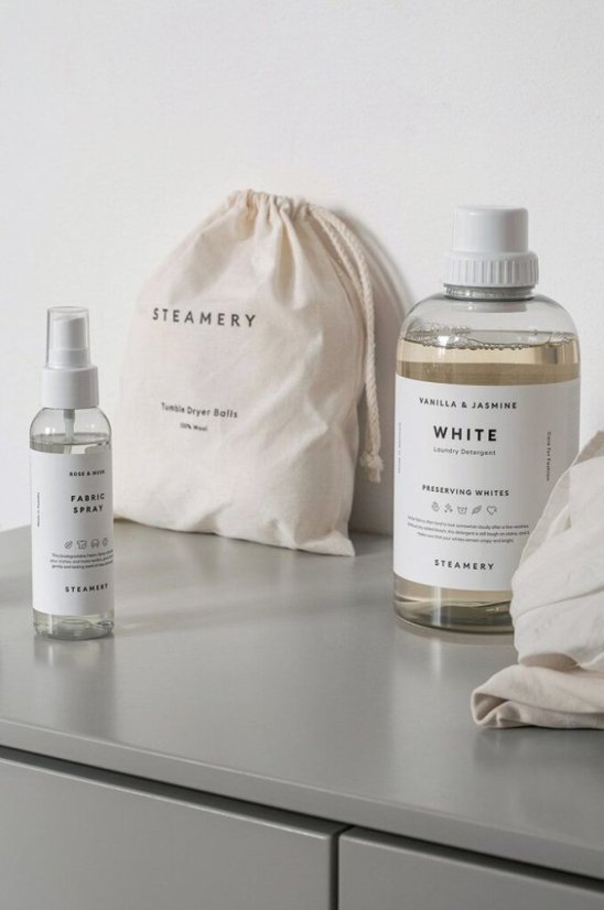 Osvěžující sprej na oděvy Rose & Musk STEAMERY